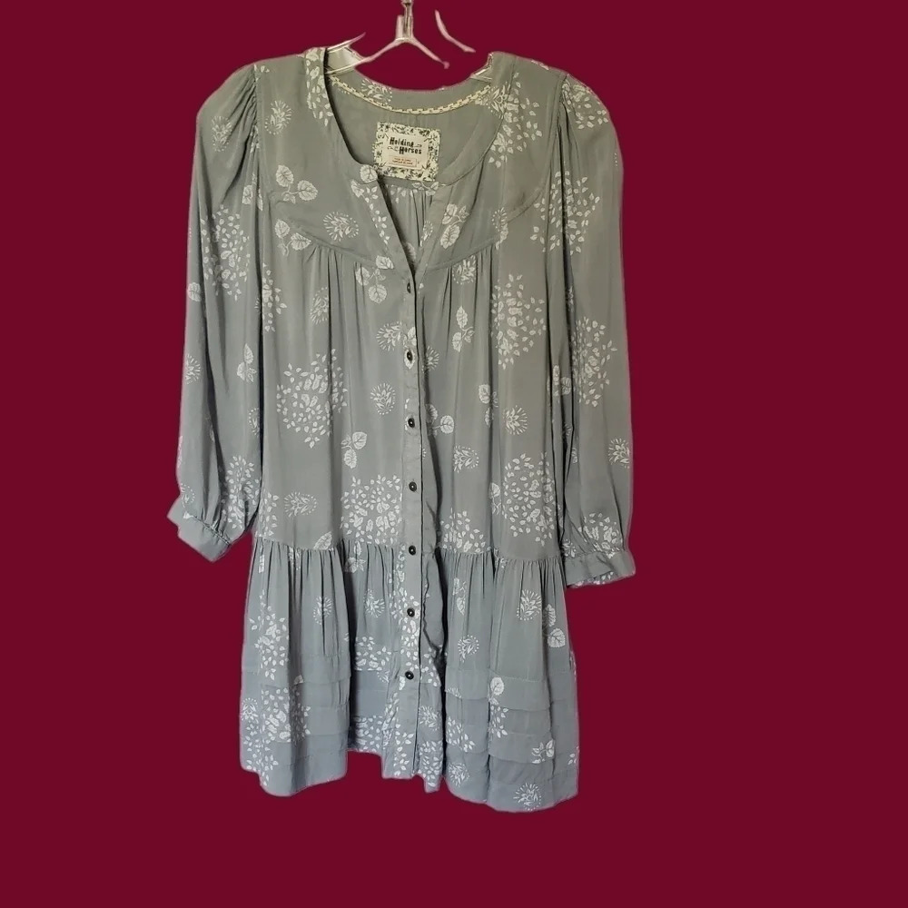 -Holding Horses gray floral tunic shirt  top size S gray/white color